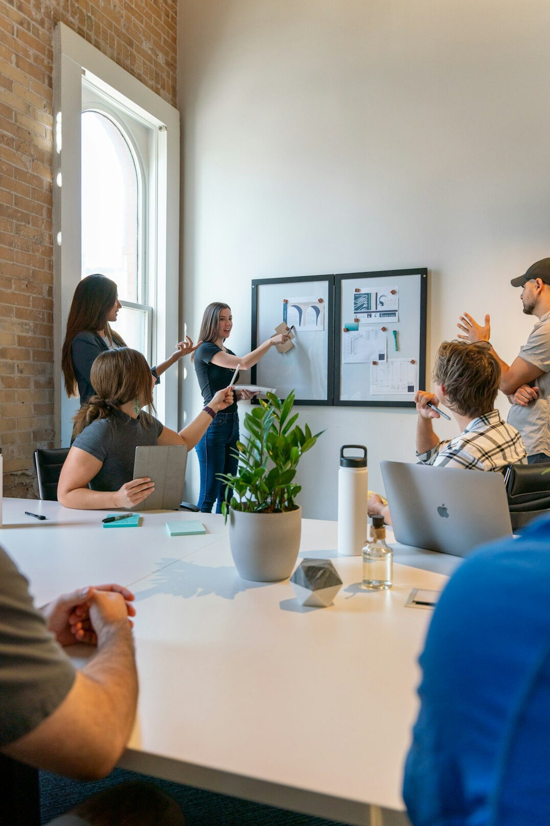 people discussing in meeting